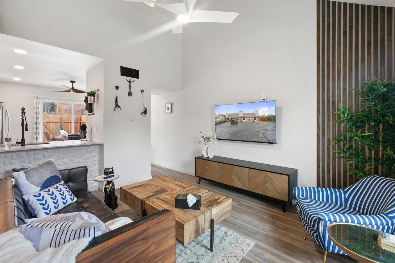 Appartamento Contemporary Couples Getaway Near Austin Favorites - Loft 21 Esterno foto