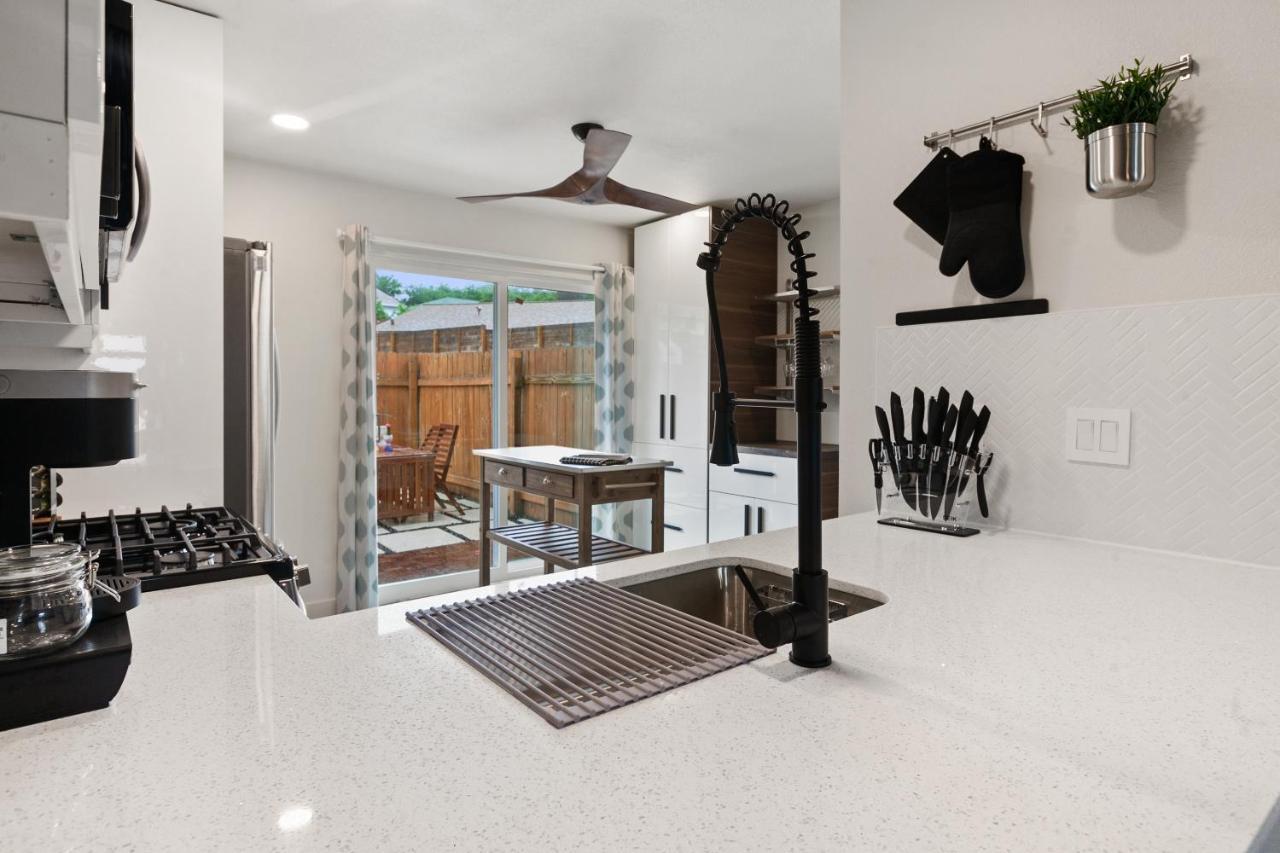 Appartamento Contemporary Couples Getaway Near Austin Favorites - Loft 21 Esterno foto